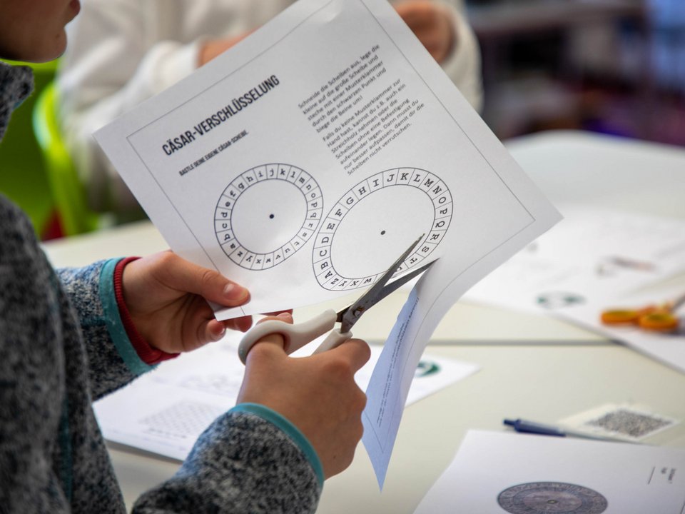 Ein Schüler bastelt eine Verschlüsselungshilfe