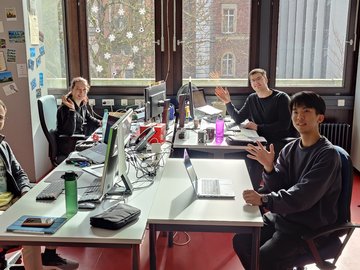 Besuch im Büro der Physikmitarbeitenden