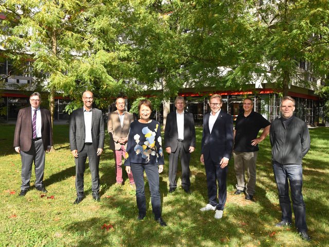 Starkes Team für den Klimaschutz: Am 30. September unterzeichneten Vertreter der Karlsruher Hochschulen auf dem Campus der Pädagogischen Hochschule Karlsruhe einen Klimapakt mit der Stadt Karlsruhe. Vorne im Bild: Bürgermeisterin Bettina Lisbach. Foto: Müller-Gmelin/Stadt Karlsruhe