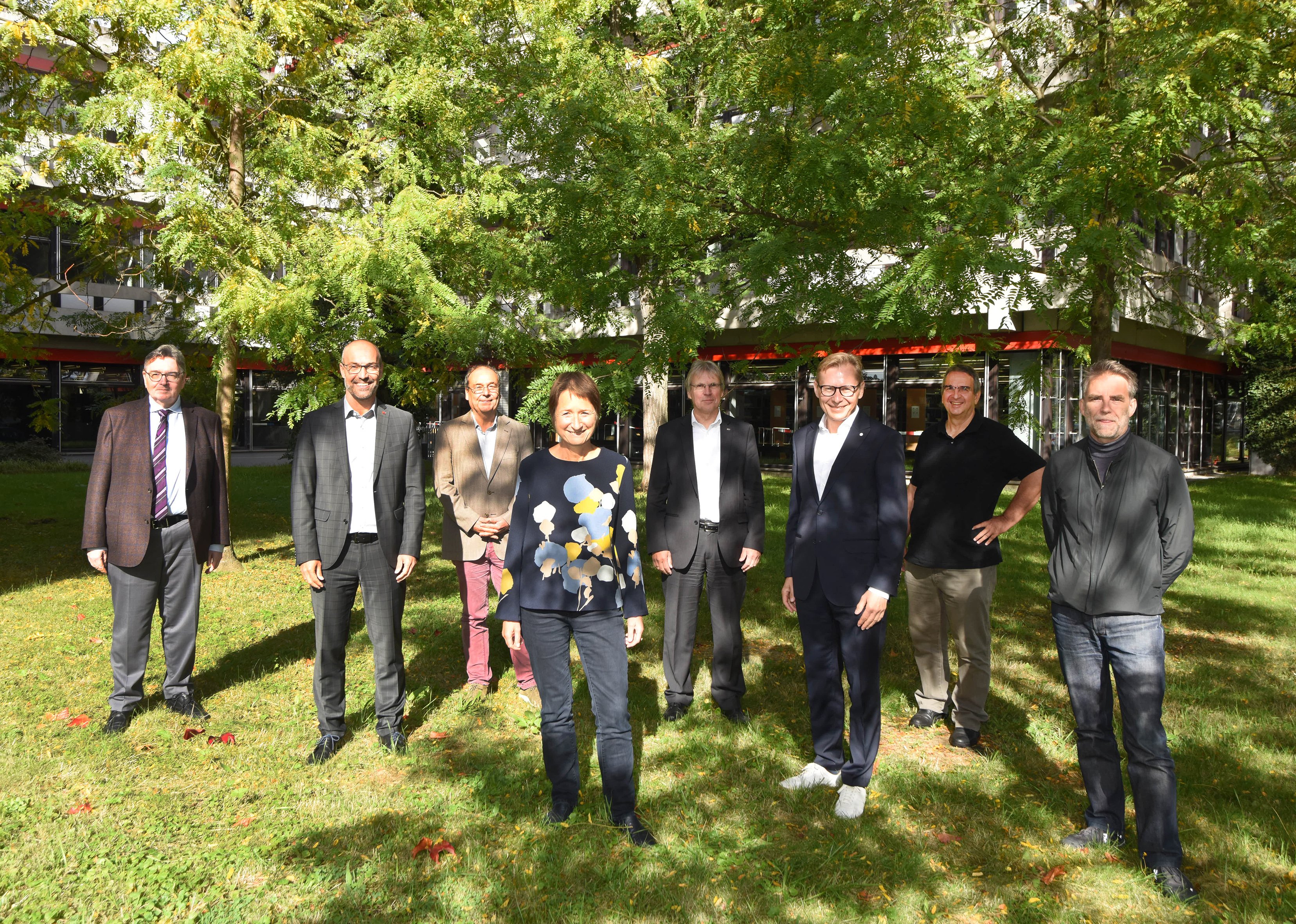 Starkes Team für den Klimaschutz: Am 30. September unterzeichneten Vertreter der Karlsruher Hochschulen auf dem Campus der Pädagogischen Hochschule Karlsruhe einen Klimapakt mit der Stadt Karlsruhe. Vorne im Bild: Bürgermeisterin Bettina Lisbach. Foto: Müller-Gmelin/Stadt Karlsruhe