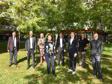 Starkes Team für den Klimaschutz: Am 30. September unterzeichneten Vertreter der Karlsruher Hochschulen auf dem Campus der Pädagogischen Hochschule Karlsruhe einen Klimapakt mit der Stadt Karlsruhe. Vorne im Bild: Bürgermeisterin Bettina Lisbach. Foto: Müller-Gmelin/Stadt Karlsruhe