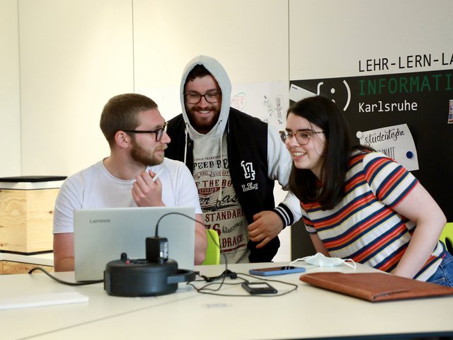 Chancen der Digitalisierung bestmöglich nutzen: Studierende im Lehr-Lern-Labor Informatik der PHKA. Foto: Sofia Vinnichenko/PHKA