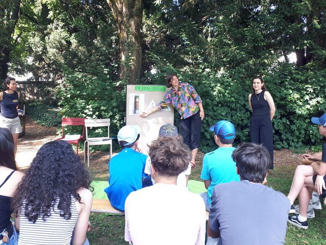 Boden erforschen: PHKA-Studentinnen führten Workshops für französische  Schüler:innen im Garten des Goethe-Instituts Nancy durch. Foto: Nicola Block