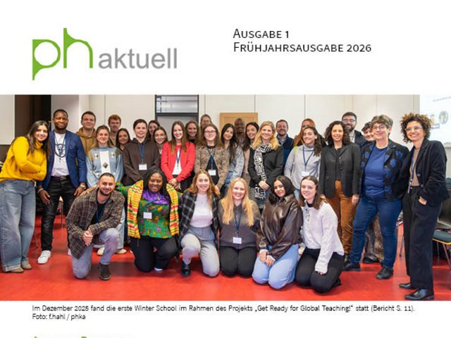 Ein Gruppenbild junger internationaler Studierender mit ebenso internationalen Lehrenden aus dem Projekt "Get Ready vor Global Teaching"