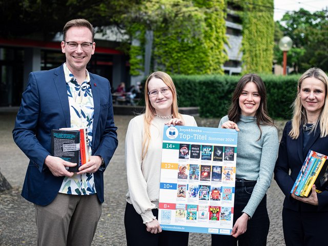 Lesesommer 2024: Das boys & books-Team der Pädagogischen Hochschule Karlsruhe mit Prof. Dr. Ina Brendel-Kepser (r.). Foto: Joel Frank/PHKA