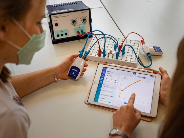 Messwerte erfassen: Lehramtsstudierende der Physik erproben an der Pädagogischen Hochschule Karlsruhe das Experimentieren mit digitalen Medien. Foto: David Manherz/Pädagogische Hochschule Karlsruhe