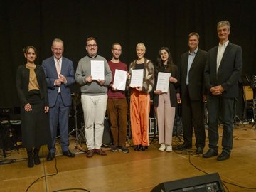 Beste Abschlussarbeiten: PHKA-Preisträger:innen mit Kulturbürgermeister Käuflein (2.v.l.), PHKA-Prorektorin Anskeit (l.), Volker Schwab von der KHG (r.) und Prof. Weihs, Institut für Katholische Theologie. Foto: Gustavo Alàbiso/PHKA
