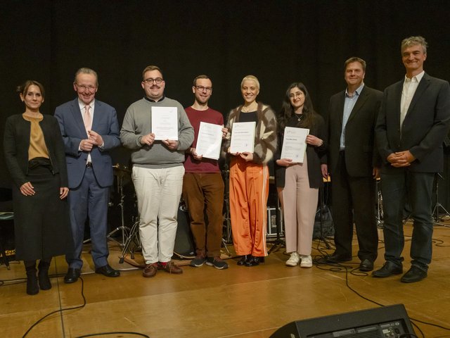 Beste Abschlussarbeiten: PHKA-Preisträger:innen mit Kulturbürgermeister Käuflein (2.v.l.), PHKA-Prorektorin Anskeit (l.), Volker Schwab von der KHG (r.) und Prof. Weihs, Institut für Katholische Theologie. Foto: Gustavo Alàbiso/PHKA