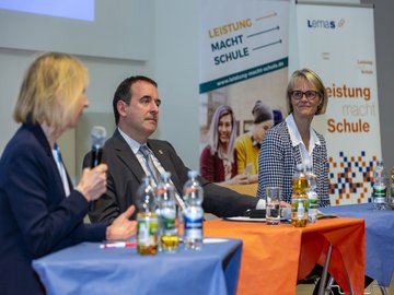 LemaS-Verbundkoordinatorin Prof. Weigand (v.l.) in Diskussion mit KMK-Präsident Prof. Lorz und Bundesbildungsminsterin Karliczek. Foto: Fotografenfamilie Eidens-Holl 