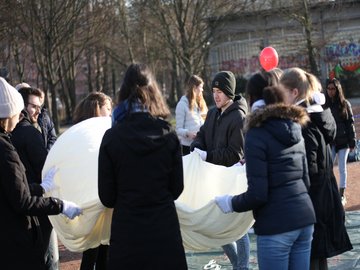 Stratosphärenballon - Physik am Rand zum Weltall: Befüllen des Ballons 01. Foto: Joel Frank