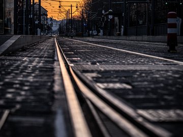 Großaufnahme von Straßenbahnschienen in Karlsruhe