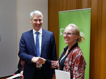 Dietrich Nagel (BBBank) und Deutschlandstipendiatin Mirijam Rötten. Foto: Stefanie Krämer/Pädagogische Hochschule Karlsruhe