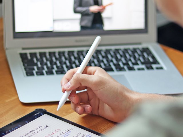 Digitales Lernen: Das neu konzipierte wissenschaftliche Weiterbildungsangebot der PHKA beginnt im November. Foto: Tilman Binz/Zentrum für wissenschaftliche Weiterbildung