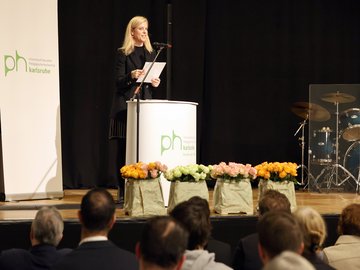 Absolvent:innenfeier 2024: PHKA-Prorektorin Dorothee Kohl-Dietrich. Foto: Jörg Donecker/PHKA