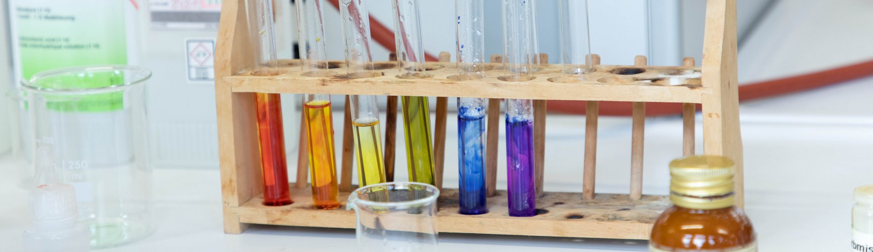 Reagenzgläser mit bunten Flüssigkeiten