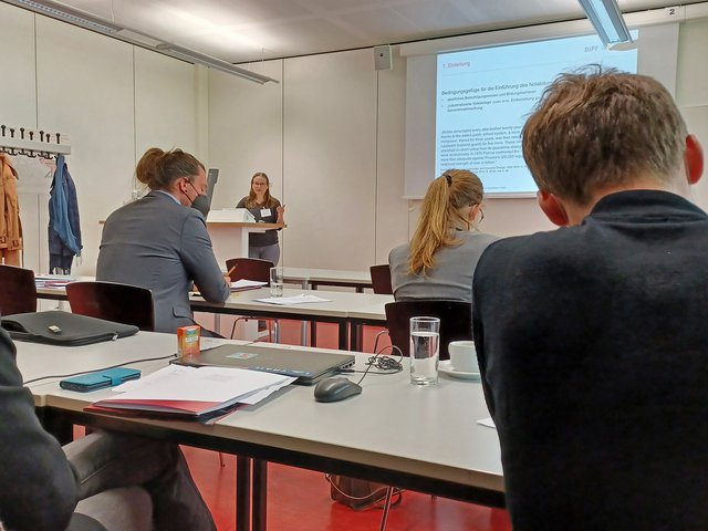 Bildungshistorische Perspektive: Teilnehmende der Fachtagung „Krieg und Frieden“ an der Pädagogischen Hochschule Karlsruhe. Foto: PHKA