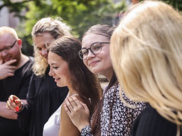 Studierende stehen zusammen