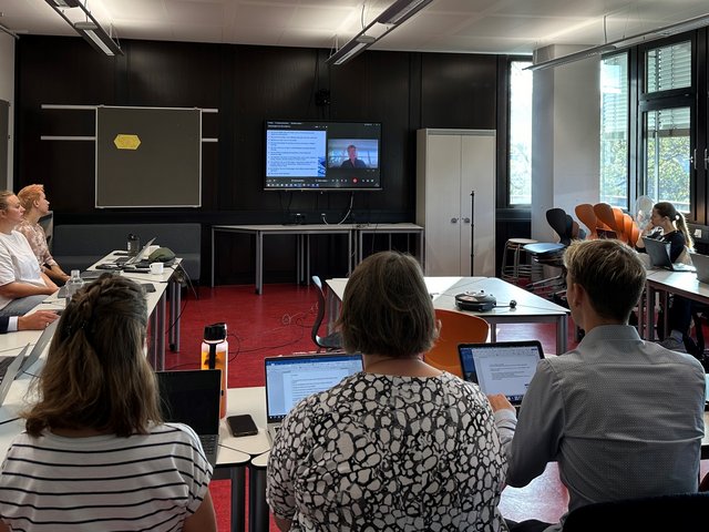 Kick-off AQUA-d: Aus Australien zugeschaltet war der bekannte neuseeländische Erziehungswissenschaftler John Hattie. Foto: PHKA