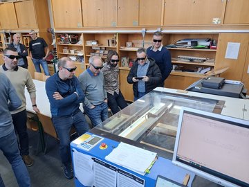Mitglieder der Seminare für Ausbildung und Fortbildung der Lehrkräfte in Baden-Württemberg nehmen den Laser Cutter in einem der PHKA-Technikfachräume in Augenschein. Foto: Thomas Maier