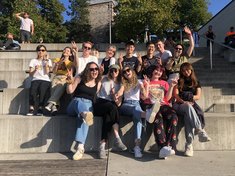 Internationale Studierende unterwegs auf dem Turmberg in Karlsruhe, alle lachen in die Kamera