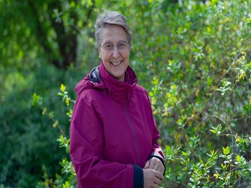 Prof. Dr. Dorothee Benkowitz im Ökologischen Lerngarten der Pädagogischen Hochschule Karlsruhe. Foto: Roxane Fijean/PHKA