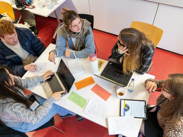 In einem Workshop der Winter School „Democracy – Language – Participation“ der Pädagogischen Hochschule Karlsruhe. Foto: Hahl/PHKA