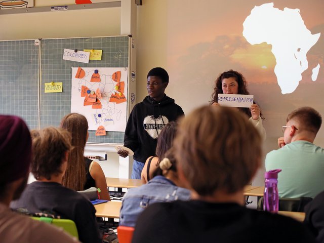Dekolonial Englisch unterrichten: Studierendentandem in der Internationalen Klasse der Sophie-Scholl-Realschule Karlsruhe. Foto: PHKA/Thelen