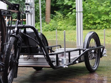 Ein schwarzes Lastenfahrrad