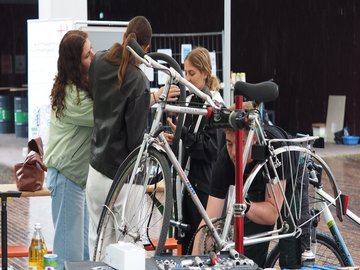 Loch im Schlauch oder rostige Kette: Beim Rad-Aktionstag waren Reparaturen hoch im Kurs. Foto: Susanne Gilg/HKA      