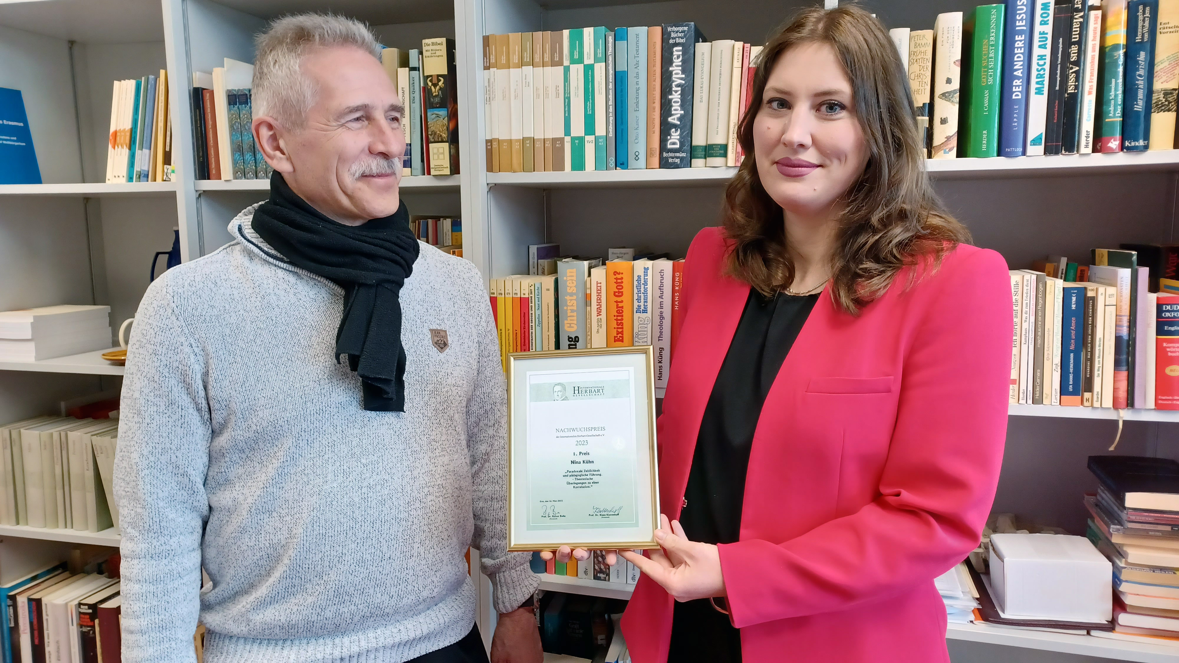 Nina Kühn, Trägerin des Nachwuchspreises 2023 der Internationalen Herbart-Gesellschaft, und Doktorvater Prof. Dr. Rainer Bolle. Foto: PHKA