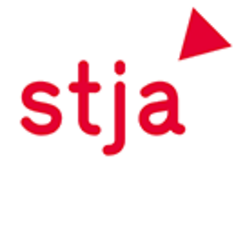 Das Logo des Stadtjugendausschuss Kalrsruhe in Rot. Es zeigt die Abkürzung stja und rechtsoben ein rotes Dreieck, dessen Spitze zur Schrift zeigt.