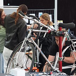 Loch im Schlauch oder rostige Kette: Beim Rad-Aktionstag waren Reparaturen hoch im Kurs. Foto: Susanne Gilg/HKA      