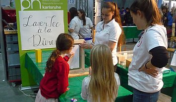 Naturwissenschaftlichen Phänomenen unmittelbar begegnen: Am Stand der PHKA bei den Science Days. Foto: PHKA