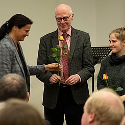 Prorektorin Prof. Dr. Annette Worth, Prof. Dr. Volker Krebs (Heinrich-Hertz-Gesellschaft) und Deutschlandstipendiatin Charlotta Steffens (v.l.). Foto: Tilman Binz/Pädagogische Hochschule Karlsruhe