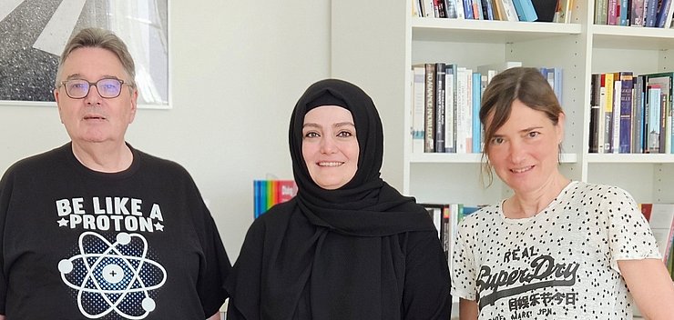 Kübra Yildiz an der PH Karlsruhe mit Rektor Prof. Dr. Klaus Peter Rippe und Dr. Eva Jenny Korneck