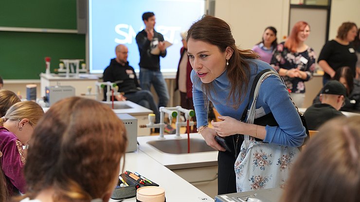 Léonie Trick der Vector Stiftung befragt Kinder eines Projekttags des Lehr-Lern-Labors Physik