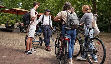 Studierende auf Campus