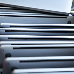 Unsere Mac-Books für Workshops und zur Ausleihe für IT-Studierende