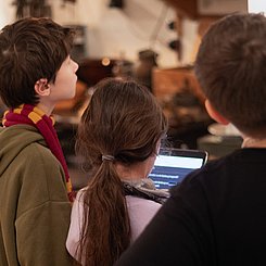 Im Badischen Landesmuseum: Schüler:innen probieren ein von PHKA-Studierenden entwickeltes Escape Spiel aus. Foto: Joel Frank/PHKA