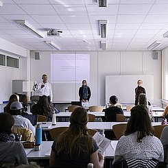Sommersemester 2022: Im Projektseminar Social Entrepreneurship mit (v.l.)  Sozialdezernent Dr. Martin Lenz und Sozialplanerin Regina Heibrock (beide Stadt Karlsruhe) sowie Prof. Dr. Dr. h. c. Claudia Wiepcke (PHKA). Foto: Institut für Ökonomie und ihre Didaktik 