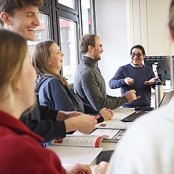 Teilnehmende und Dozent