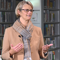 Bundesbildungsministerin Anja Karliczek bei der Online LemaS-Jahrestagung 2020. Screenshot: BMBF, P. Fink. 