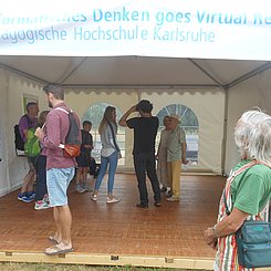 Informatik beim Experimentepark von EFFEKTE 2019 Ein Blick ins Pagodenzelt der Machmit-Aktion der Informatik bei EFFEKTE 2019.