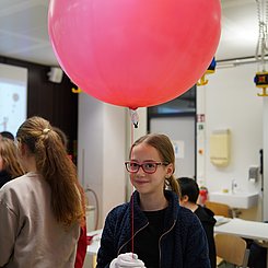 Schülerin mit einem der beiden Testballone