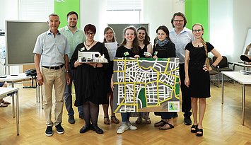 Soziale Geschäftsideen: Die Studierenden des Siegerteams mit Dr. Martin Lenz (l.) und Prof. Dr. Dr. h. c. Claudia Wiepcke (r.). Foto: Vinnichenko/PHKA