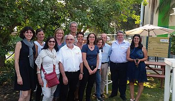 Delegation der Pädagogischen Hochschule Karlsruhe in Tel Aviv mit v.l.: Prof. Dr. Smadar Donitsa-Schmidt (Kibbutzim College), Dr. Jenny Korneck, Dr. Beverley Topaz (Kibbutzim College), Prof. Dr. Heike Schäfer, Dr. Albert Berger, Dr. Stephan Rosebrock, Prof. Dr. Sabine Liebig, Dr. Manuela Böhm, Dr. Tina Waldman (Kibbutzim College), Prof. Dr. Götz Schwab, Prof. Dr. Klaus Peter Rippe und Dr. Rinat Arviv (Kibbutzim College). Foto: Pädagogische Hochschule Karlsruhe