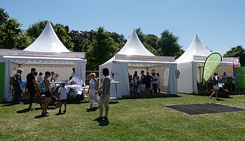 PHKA Pagodenzelte bei EFFEKTE 2023 Drei Pagodenzelte der PHKA bei EFFEKTE 2023, im Hintergrund Bäume , vorne Wiese, in und vor den Zelten sind Menschen unterwegs