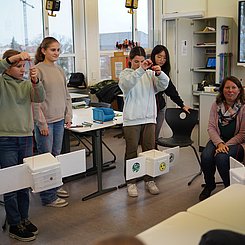 Schülerinnen mit ihrer Sonde