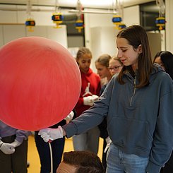 Schülerin mit einem der beiden Testballone