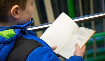 Jungen für Bücher begeistern: Die neuesten Buchtipps des Leseförderprojekts boys & books sind erschienen. Foto: Lea Schmitt/PHKA